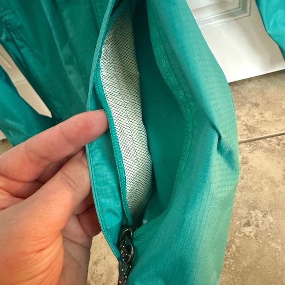 Patagonia women’s torrentshell rain jacket - Picture 6 of 7